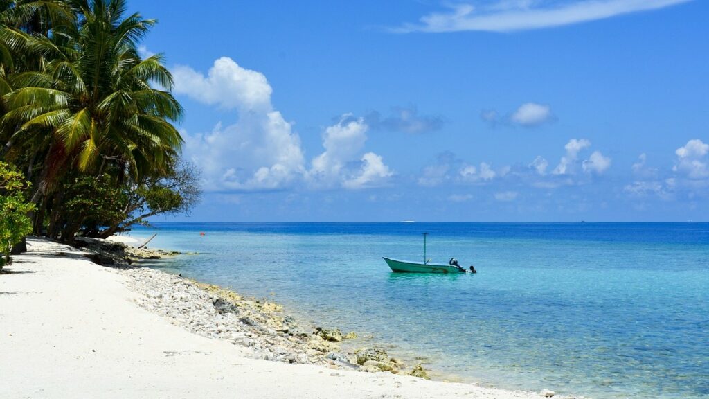 Plage de sable fin aux Maldives Tyché Company