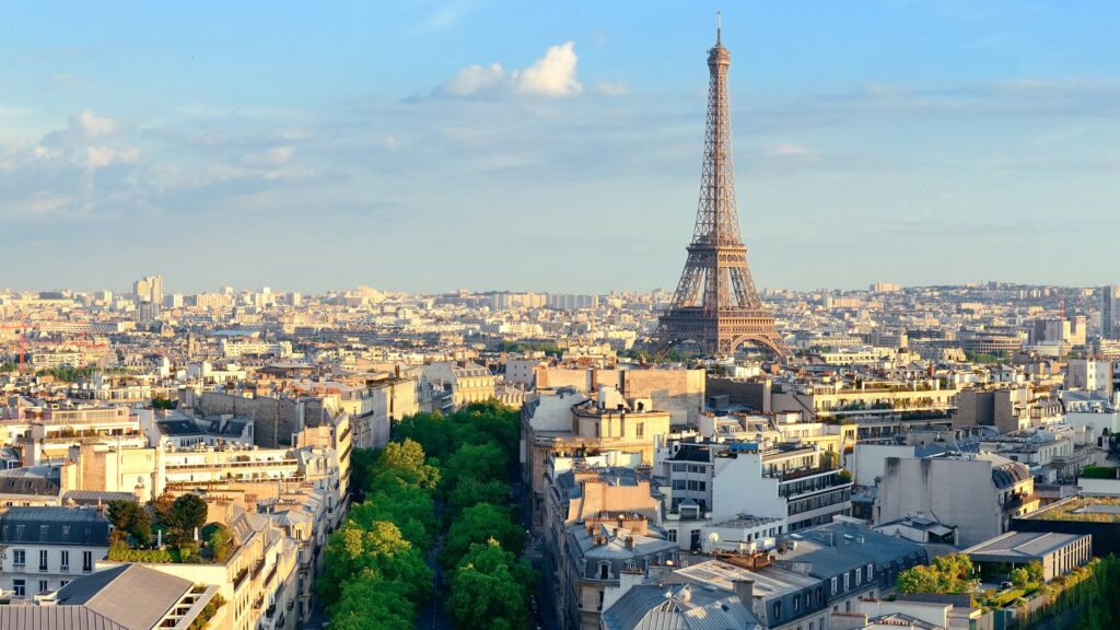 Voyage en France Tyché Company Paris Tour eiffel avec vue sur la ville